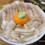 みなと食堂 - 平目とエンガワ半々漬け丼アップ！キラキラして、とても美味しい平目とエンガワです。黄身と絡めると・・・