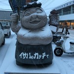 みなと食堂 - 商店街を散策中。駅前にある『いさばのかっちゃ』が微笑ましいです。