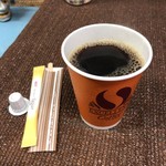 みなと食堂 - 有機栽培コーヒー。￥200(税込価格) しっかりとミル挽きしている、美味しいコーヒーです。マスターは優しい感じの方で、私が外で飲んでいると、中の方が暖かいよって声かけて頂きました。