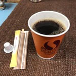 Minato Shokudou - 有機栽培コーヒー。￥200(税込価格) しっかりとミル挽きしている、美味しいコーヒーです。マスターは優しい感じの方で、私が外で飲んでいると、中の方が暖かいよって声かけて頂きました。