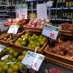 全聯福利中心 - 輸入果物も多いですね。