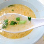 くるまやラーメン - ニラの浮いたスープ
