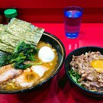 家系総本山 ラーメン 吉村家 - ラーメン並 ¥700 チャーシューまぶし¥50 ライス ¥110
      玉子くずれ ¥20 生玉子 ¥40