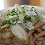 ラーメンの店 ホープ軒 - ネギラーメンにネギを盛る