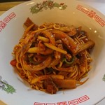 中華料理 鳳凰 - 「中華Deナポリタン」(¥650-税込)の全景です。龍と雷文(らいもん)の柄、すなわち中華。それとイタリアーノの融合！誰が考えましょうか？そう「二代目 鳳凰」さんの店主さんは考えました。(⌒‐⌒)