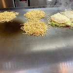 三幸 - 香ばしく焼けた麺