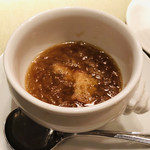 御堂筋 ロッヂ - コトコトじっくり煮込んだオニオンスープ。とろけそうですよ！