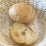 TSUJIKEN - パンはバゲットと全粒粉ブレッドの2種類