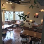 クロスティ - 店内テーブル席