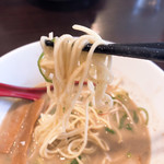 らーめん ぎん琉 - 魚介鶏白湯ラーメン 塩  麺リフト