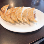 らーめん ぎん琉 - 餃子  280円   なぜか皿の端に乗って到着