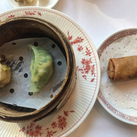 赤坂璃宮 赤坂本店 - 日替わりランチ２０００円。蒸し点心の、ニラ入り餃子と焼売は、どちらも海老入りで、とても美味しくいただきました（╹◡╹）