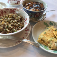 赤坂璃宮 赤坂本店 - 日替わりランチ２０００円。メインの、炒飯、麻婆豆腐、海老玉。こちらも、どの料理も洗練された印象です（╹◡╹）