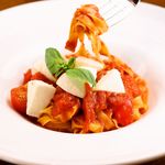 新鮮番茄和義大利產馬蘇裡拉乳酪的番茄醬義大利面