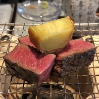 日本料理 TOBIUME - シャトーブリアンの上には「紅はるかの天ぷら」、、炭火で出されますが調理されていますので保温効果だそう。