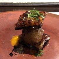 日本料理 TOBIUME - ◆海味「タモですくう（鐘崎産天然鰻）」・・これも高級品です。 鰻はカリッと焼かれ上品な脂沿感じますし、タレの味わいがとてもいいですね。 真ん中には「揚げた菊芋」が挟まれていますが、これも美味しい。