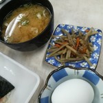 おにぎり ぼんご - 土曜日限定SPセット650円の味噌汁、小鉢、ゆで卵