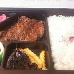 松阪駅あら竹売店 - 元祖特選牛肉弁当1350円