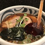 満月 - チャーシューが絶品！麺は佐野ラーメンみたいでちゅるちゅる。酒飲みながら食べたいラーメンでした！