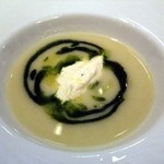 ルポンドシエル - ヴィシソワーズにトリュフの香り スモークサーモンとハーブのクネル