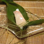 千松しま - 粽の中は喜知次の寿司。