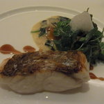 レストラン タテル ヨシノ - 真鯛のグリエ　ジロール茸のリゾット　アルガン風味のブーケを添えて