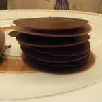 レストラン タテル ヨシノ - チョコレートのミルフィーユにグルノーブル産クルミのソースを閉じ込めて