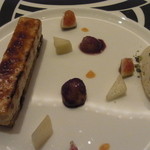 レストラン タテル ヨシノ - シナモンのシブストに様々なバリエーションの葡萄を添えて