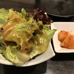 焼肉 蔵元 - 野菜サラダとキムチ。