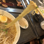 焼肉 大門 - 縮れ麺