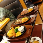 ステーキ宮 - 宮自家製ソースは店員さんがかけてくれます。