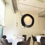 プレヴナンス - 白が基調の店内