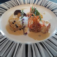 蔵 鉄板焼＆寿司 - 大分産活け車海老と北海道産帆立貝柱 
                    有馬山椒風味のノイリーソース