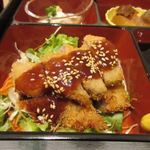 和匠 博多松月 - この日のメインはトンカツ、美味しいカツを一口サイズにカットしてあるんでとても食べ易かったです。