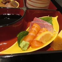 和匠 博多松月 - 御膳の刺身はサーモンとハマチの２種盛り、横手には厚焼き玉子が添えられてました。