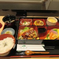 和匠 博多松月 - いただいた温かいお茶をいただいてると注文した日替わり御膳１０００円の出来上がりです。
                    
                    勿論この店のランチメニューの人気ＮＯ１だそうです。
