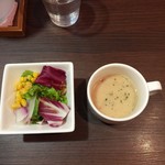 Grill Kajin - ランチのセットサラダとスープ