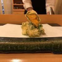 秋田 てんぷら みかわ - 大葉で包んだ雲丹は口の中で蕩けるレアな揚げが秀逸！