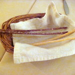 カーサ カルマ - お通し代わりのグリッシーニ