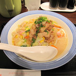 リンガーハット - 【期間限定】豚肉たっぷりちゃんぽん790円にしました。本場長崎風の大きな浅めの鉢で登場。