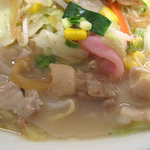 リンガーハット - トッピングとは別に通常の具の中にも豚コマ肉25グラム。