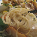 リンガーハット - 麺は太めを使用してるというコトですが、まずまず標準的な太さと食感です。