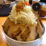 Yamashou Kado Fuji - 普通盛り味噌ラーメン＋バカ豚。野菜多めでこんなになりました