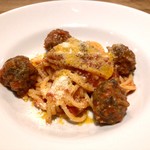 スガハラ - 米沢 猪のポルペッティーネ（ミートボール）のトマトソーススパゲッティ（アップ）