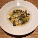 スガハラ - ホロホロ鳥の内臓（レバー・心臓・砂肝）+ 米沢 長葱 + ペコリーノチーズのキタッラ