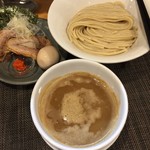 中華蕎麦 生る - 特製つけそば¥1.050  麺は200g  別盛り具材は直ぐにつけダレに入れた方が良いかも。