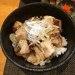 中華蕎麦 生る - チャーシュー丼¥300はチャーシューが固く普通でした。