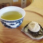Midoriya Rouho - 待ってる間、お茶と小さな栗きんとんを頂きました