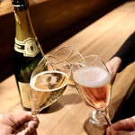 餃子とスパークリング バブルス - オーナー＆スタッフとシャンパーニュで乾杯〜♪