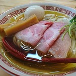 自家製麺 くろ松 - 「(松)特製中華そば 白醤油」(¥900-税込)
                                いやー、なんて綺麗なお姿なんでしょう！